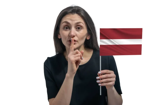 ラトビアの国旗を持ち 唇に指を差し伸べる幸せな若い白人女性 — ストック写真