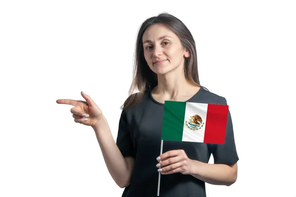 Jovem Mulher Branca Feliz Segurando Bandeira México Aponta Para Esquerda — Fotografia de Stock