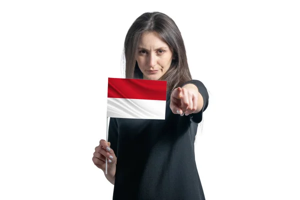 Gelukkige Jonge Blanke Vrouw Met Vlag Van Monaco Wijst Naar — Stockfoto