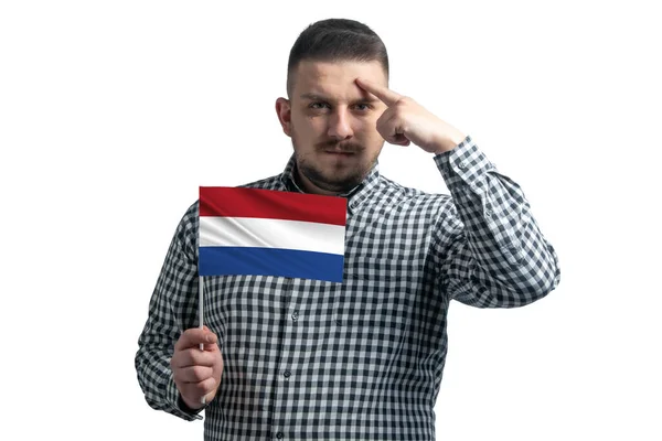 Biały Facet Trzymający Flagę Holandii Palec Dotyka Świątyni Głowie Odizolowany — Zdjęcie stockowe