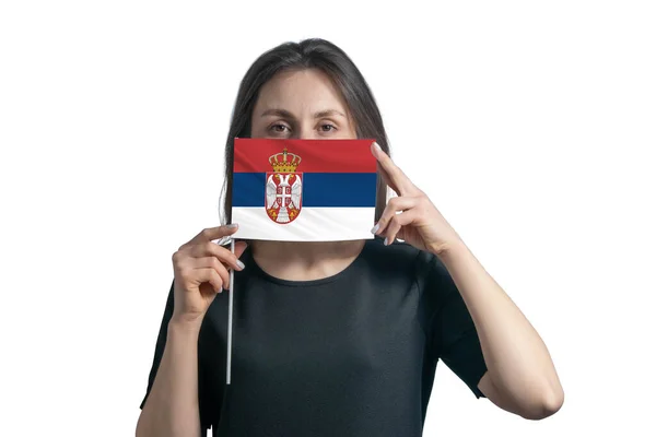 Szczęśliwa Młoda Biała Kobieta Trzyma Flagę Serbia Flaga Przykrywa Jej — Zdjęcie stockowe