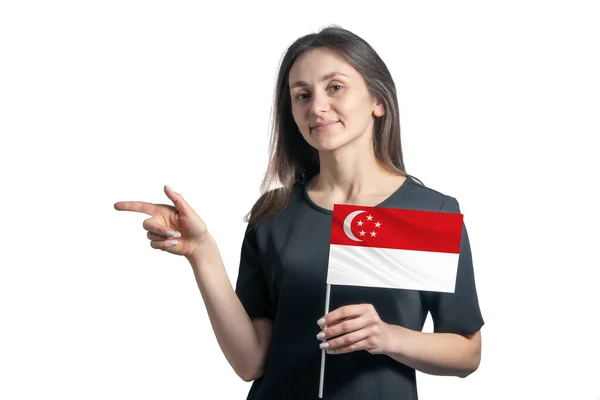 Glad Ung Vit Kvinna Som Håller Flaggan Singapore Och Pekar — Stockfoto