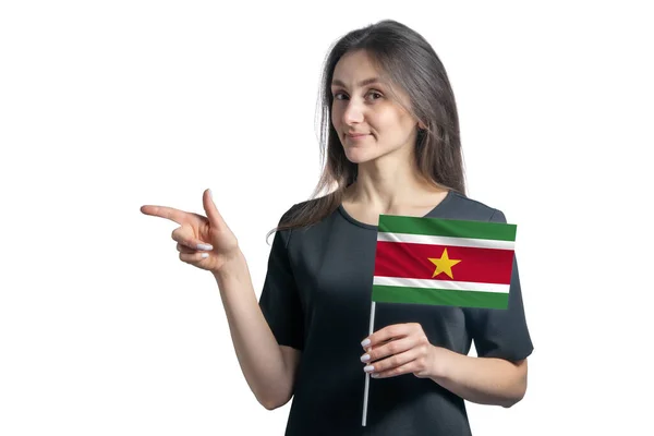 Gelukkige Jonge Blanke Vrouw Met Vlag Suriname Wijst Naar Links — Stockfoto