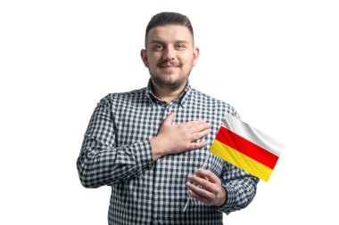 Güney Osetya bayrağını tutan beyaz bir adam elini beyaz bir arka planda, elini tutarak Güney Osetya 'ya sevgilerini iletti..