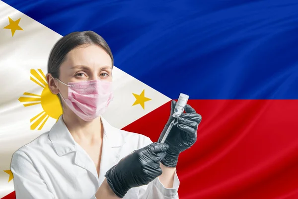 Dokter Wanita Mempersiapkan Vaksinasi Dengan Latar Belakang Bendera Filipina Konsep — Stok Foto