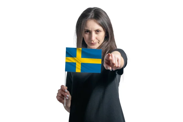 Gelukkige Jonge Blanke Vrouw Met Vlag Van Zweden Wijst Naar — Stockfoto