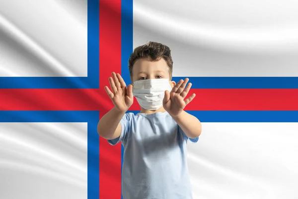Egy Kis Fehér Fiú Védő Maszkban Feröer Szigetek Zászlajának Hátterében — Stock Fotó