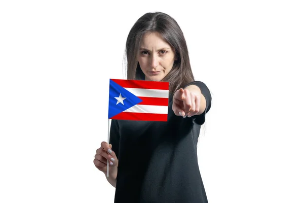 Šťastná Mladá Bílá Žena Drží Vlajku Portorika Ukazuje Před Sebe — Stock fotografie