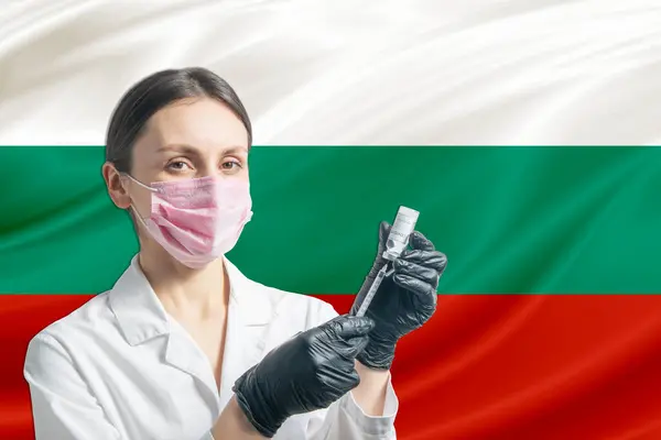 Kız Doktor Bulgaristan Bayrağının Arka Planına Karşı Aşı Hazırlıyor Aşı — Stok fotoğraf