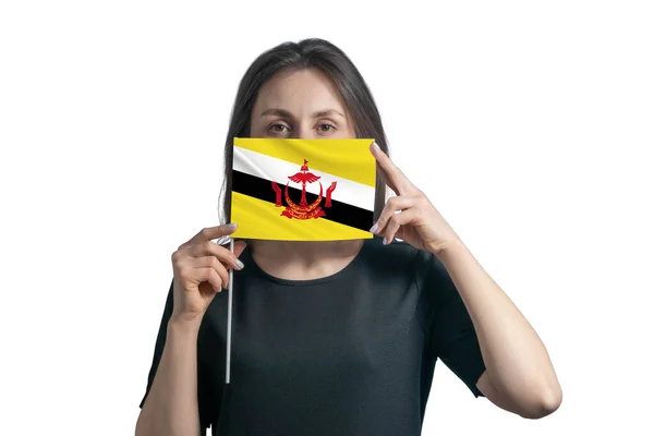 Glad Ung Vit Kvinna Som Håller Flaggan Brunei Flagga Och — Stockfoto