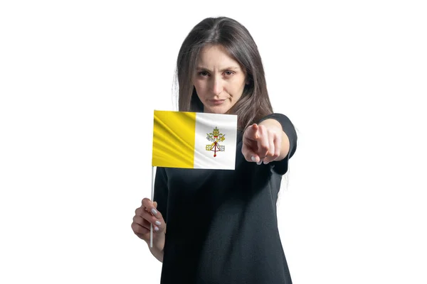 Jovem Mulher Branca Feliz Segurando Bandeira Vaticano Aponta Para Frente — Fotografia de Stock