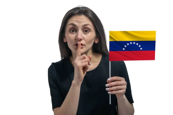 Щаслива Молода Біла Жінка Тримає Прапор Венесуели Тримає Палець Губ — стокове фото
