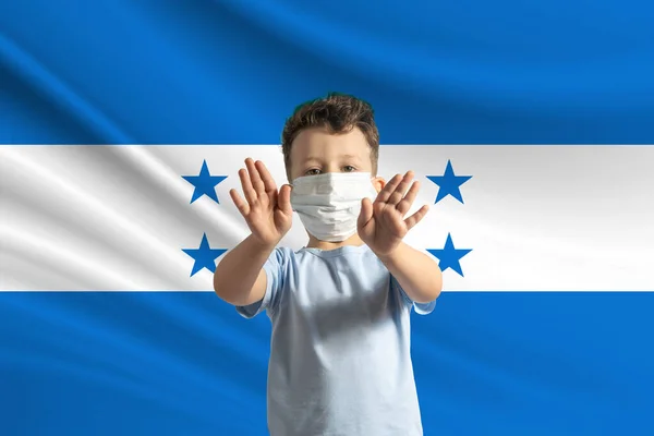 Ένα Μικρό Λευκό Αγόρι Προστατευτική Μάσκα Στο Φόντο Της Σημαίας — Φωτογραφία Αρχείου