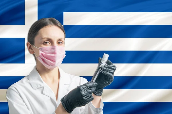 Meisjesarts Bereidt Vaccinatie Voor Tegen Achtergrond Van Griekse Vlag Vaccinatieconcept — Stockfoto