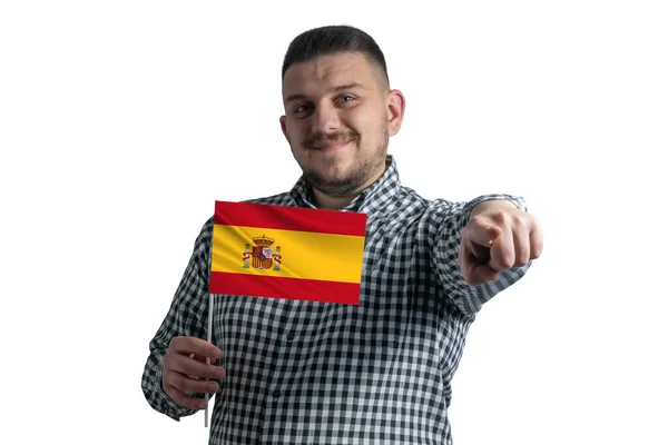 Белый Парень Держит Флаг Испании Указывает Вперед Перед Ним Изолированы — стоковое фото