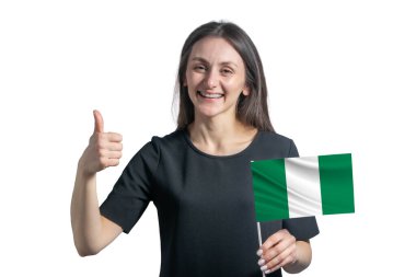 Nijerya 'nın bayrağını tutan mutlu beyaz kadın beyaz bir arka planda sınıfa el ele izole edilmiş halde gösteriyor..