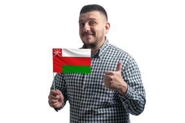 Umman 'ın bayrağını tutan beyaz bir adam beyaz bir arka planda el ele izole sınıfı gösteriyor. Umman için..