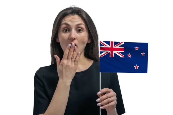 Feliz Joven Mujer Blanca Sosteniendo Bandera Nueva Zelanda Cubre Boca —  Fotos de Stock