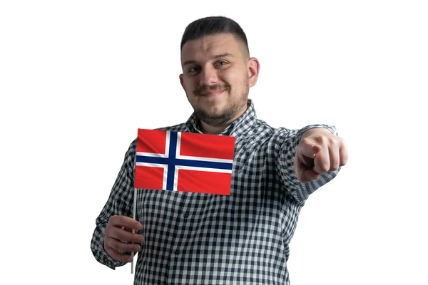 ノルウェーの国旗を手にした白人が白い背景で孤立した彼の前で前を向いている — ストック写真