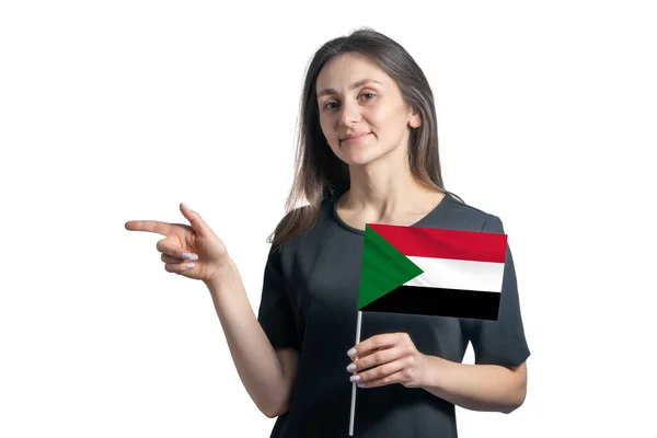 Щаслива Молода Біла Жінка Тримає Прапор Судан Вказує Лівий Ізольований — стокове фото