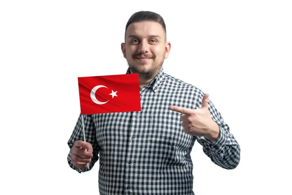 Biały Facet Trzyma Flagę Turcji Wskazuje Palcem Flagę Odizolowaną Białym — Zdjęcie stockowe
