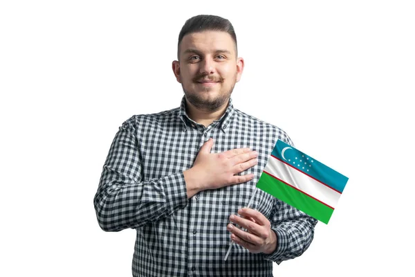 Hombre Blanco Sosteniendo Una Bandera Uzbekistán Sostiene Mano Sobre Corazón — Foto de Stock