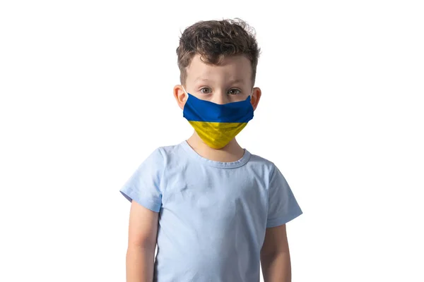 Respirator Flagą Ukrainy Biały Chłopiec Zakłada Maskę Medyczną Białym Tle — Zdjęcie stockowe