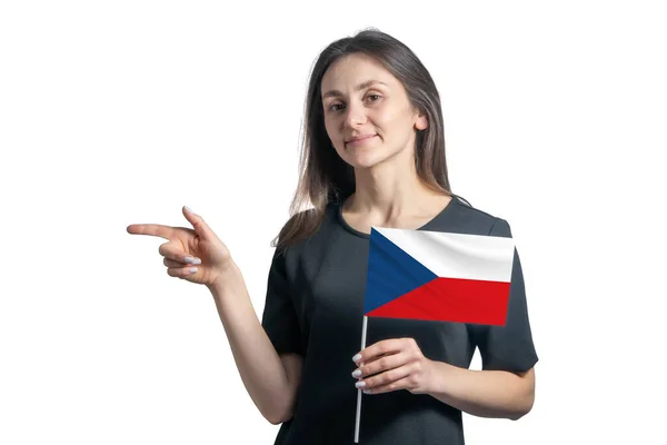 チェコ共和国の国旗を掲げた幸せな若い白人女性が白い背景に孤立した左側を指しています — ストック写真