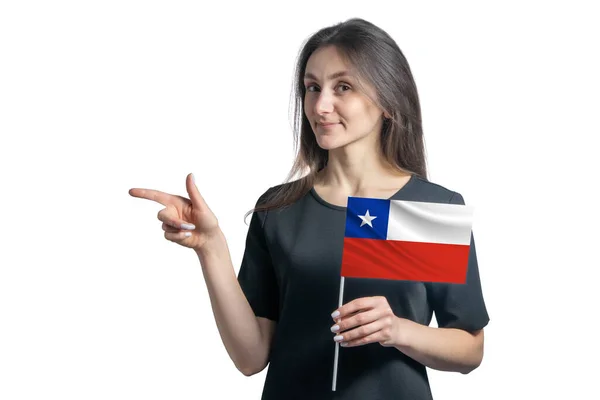 Šťastná Mladá Bílá Žena Drží Vlajku Chile Ukazuje Levé Izolované — Stock fotografie