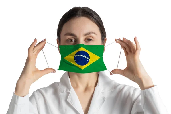 Respirador Con Bandera Brasil Doctor Pone Mascarilla Médica Aislada Sobre — Foto de Stock