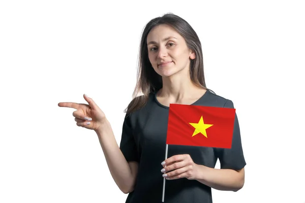 Счастливая Молодая Белая Женщина Флагом Вьетнам Указывает Левый Изолированный Белом — стоковое фото