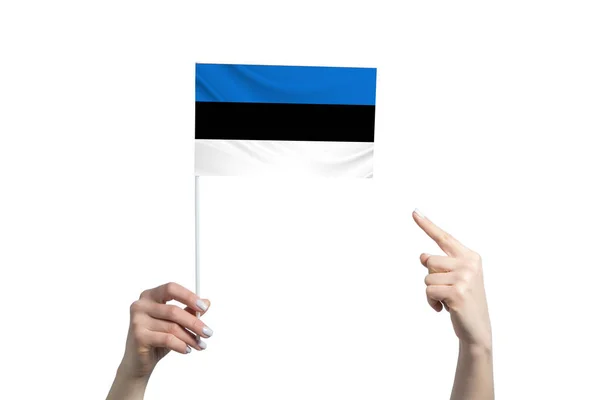 Una Hermosa Mano Femenina Sostiene Una Bandera Estonia Que Muestra — Foto de Stock