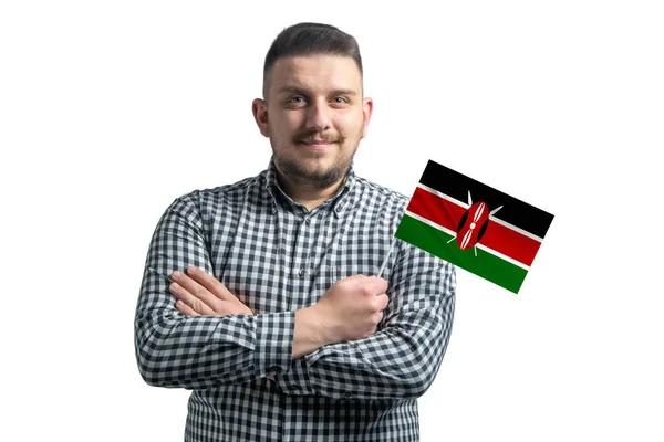 Λευκός Που Κρατάει Σημαία Της Κένυας Χαμογελώντας Σταυρωμένα Χέρια Απομονωμένος — Φωτογραφία Αρχείου