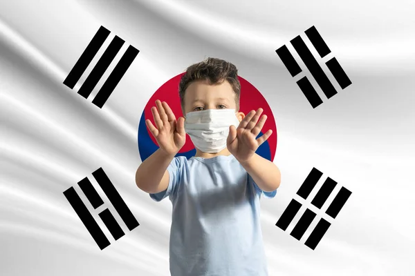 Niño Blanco Con Una Máscara Protectora Fondo Bandera Corea Del — Foto de Stock