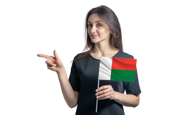 Gelukkige Jonge Blanke Vrouw Met Vlag Madagaskar Wijst Naar Links — Stockfoto