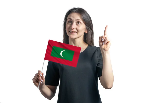 Jovem Mulher Branca Feliz Segurando Bandeira Maldivas Aponta Polegares Isolados — Fotografia de Stock