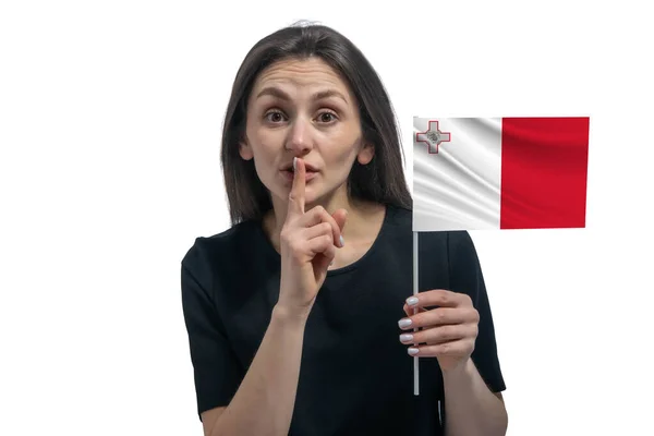 Szczęśliwa Młoda Biała Kobieta Trzyma Flagę Malty Trzyma Palec Ustach — Zdjęcie stockowe