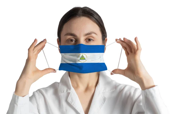 Αναπνευστής Σημαία Της Νικαράγουας Γιατρός Βάζει Ιατρική Μάσκα Προσώπου Που — Φωτογραφία Αρχείου