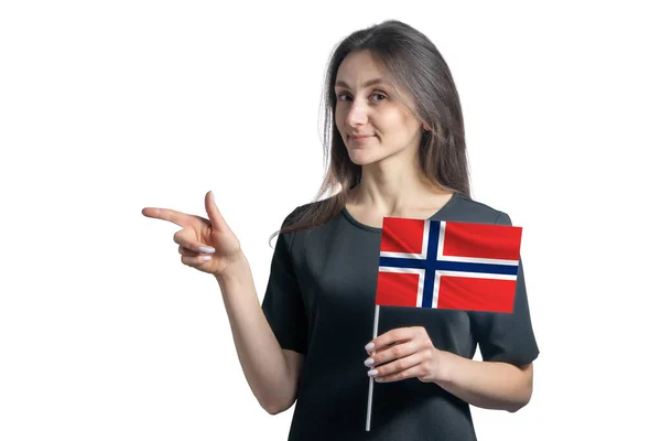 Счастливая Молодая Белая Женщина Держит Флаг Норвегии Указывает Влево Изолированный — стоковое фото