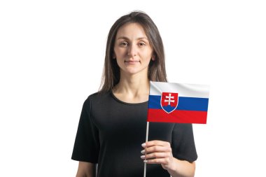 Beyaz bir arka planda Slovakya bayrağı taşıyan mutlu beyaz kız.