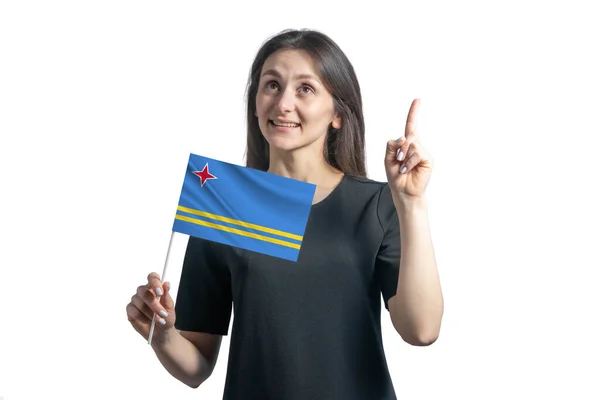 Jovem Mulher Branca Feliz Segurando Bandeira Aruba Aponta Polegares Isolados — Fotografia de Stock