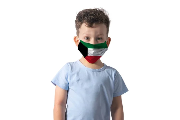 Respirador Com Bandeira Kuwait Menino Branco Coloca Máscara Facial Médica — Fotografia de Stock