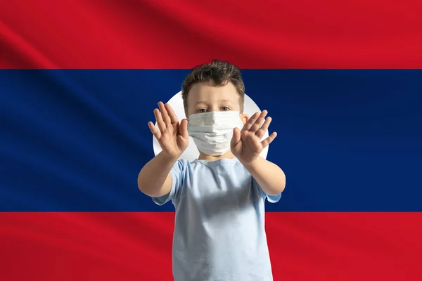 Menino Branco Com Uma Máscara Protetora Fundo Bandeira Laos Faz — Fotografia de Stock