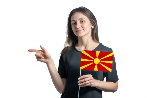 Jovem Mulher Branca Feliz Segurando Bandeira Macedônia Norte Aponta Para — Fotografia de Stock