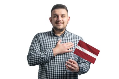 Beyaz adam Letonya bayrağını tutuyor ve elini beyaz bir arka planda Letonya 'ya sevgilerle yalnız başına tutuyor..