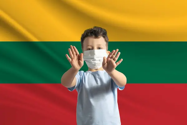 Litvanya Bayrağının Arka Planında Koruyucu Maskeli Küçük Beyaz Çocuk Elleriyle — Stok fotoğraf