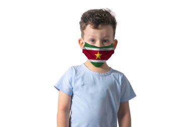 Surinam bayrağı taşıyan bir solunum cihazı. Beyaz çocuk beyaz arka planda izole edilmiş tıbbi yüz maskesi takıyor..