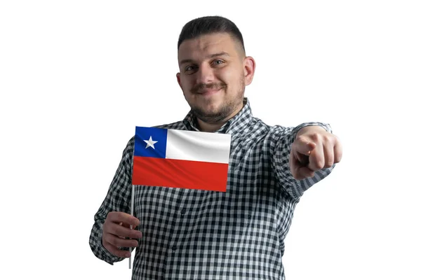 Blanke Man Met Een Vlag Van Chili Wijst Naar Voren — Stockfoto