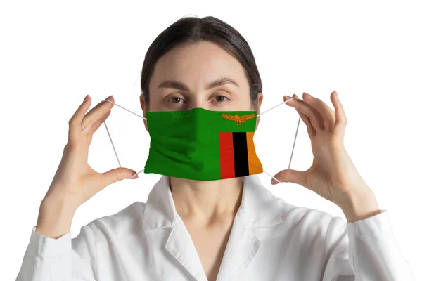 Ademhalingsapparaat Met Vlag Van Zambia Doctor Zet Medische Gezichtsmasker Geïsoleerd — Stockfoto