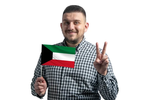 Biały Facet Trzyma Flagę Kuwejtu Pokazuje Dwa Palce Odizolowane Białym — Zdjęcie stockowe